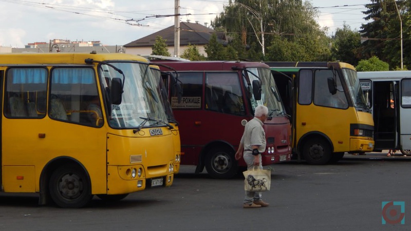 Чому у волинських автобусах безконтрольно дорожчає проїзд