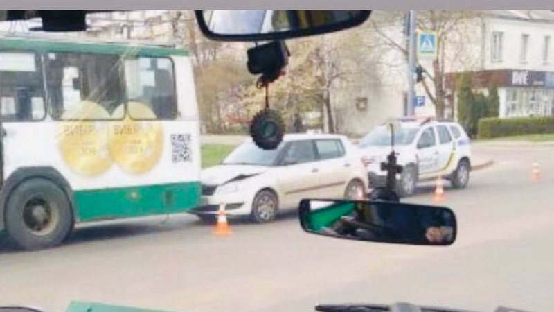 У Луцьку сталася ДТП за участі тролейбуса і легковика