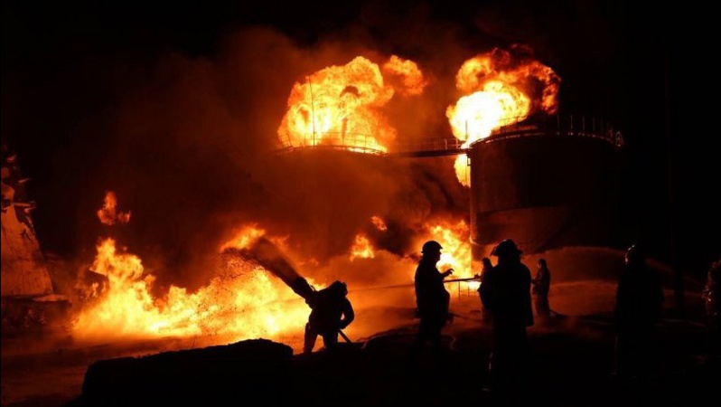 Рашисти вночі атакувала Дніпропетровщину: горить завод
