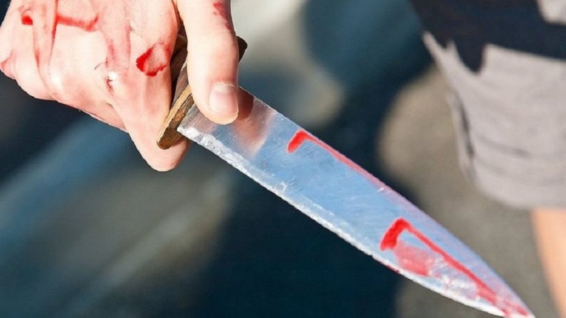 У Луцьку на зупинці невідомий напав на двох чоловіків з ножем