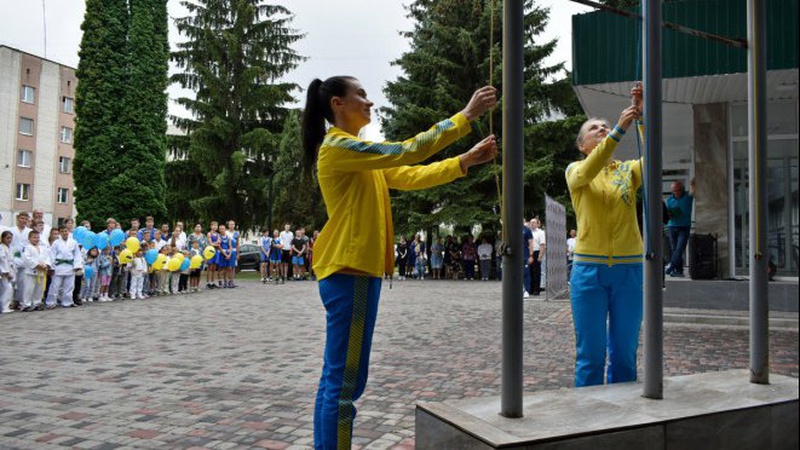 У Луцьку урочисто підняли Олімпійський прапор. ФОТО