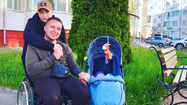 Переселенець на інвалідному візку переїхав до Луцька з дружиною і двома дітьми