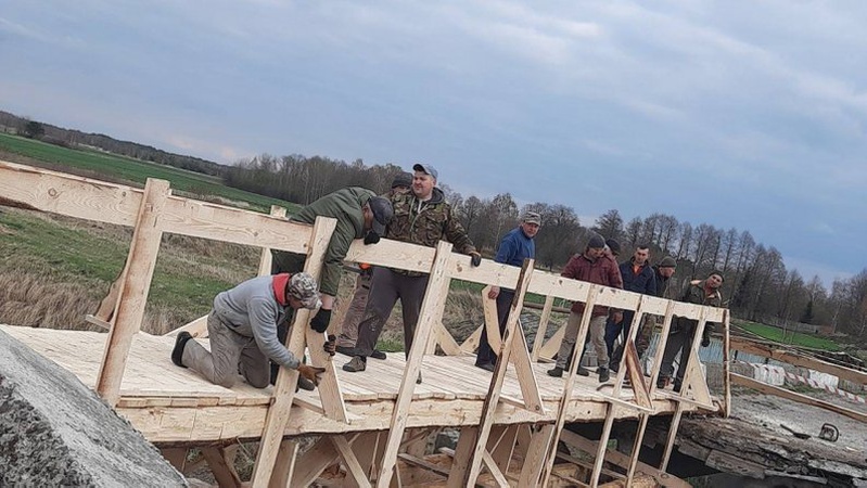 У селі біля білоруського кордону волиняни самостійно відбудували підірваний міст