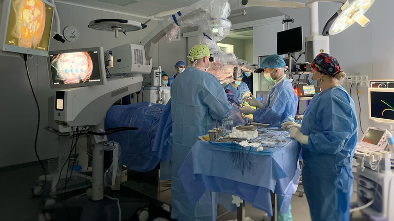 Операція тривала сім годин: в Україні дитині зробили операцію на мозку із пробудженням