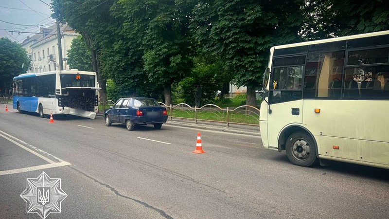 У Луцьку – подвійна аварія за участю маршрутки. ФОТО