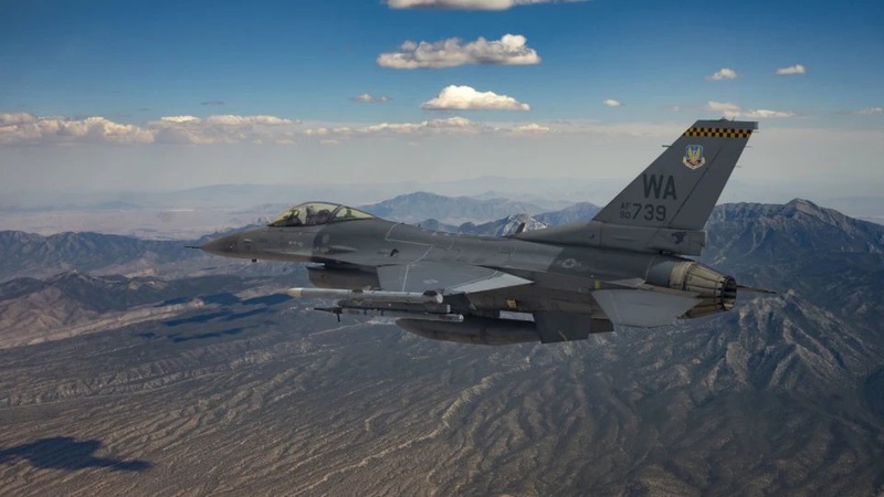 Перша група українських пілотів закінчить навчання на F-16 у США до літа