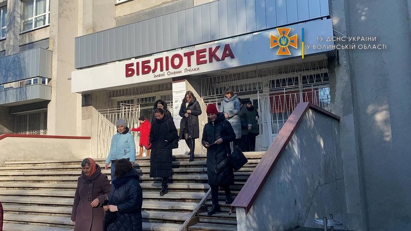 У Луцьку рятувальники евакуювали людей з бібліотеки: що сталося