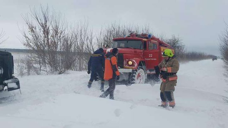 На Волині у снігових заметах застрягли 14 авто