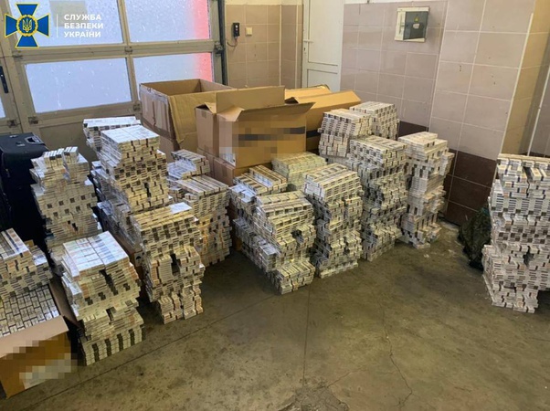 Долари, євро, золото і цигарки: через Ягодин чиновники пробували перевезти мільйонну контрабанду