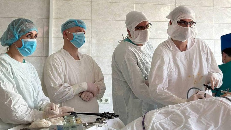 У Нововолинську хірурги видалили пацієнту велику кісту нирки