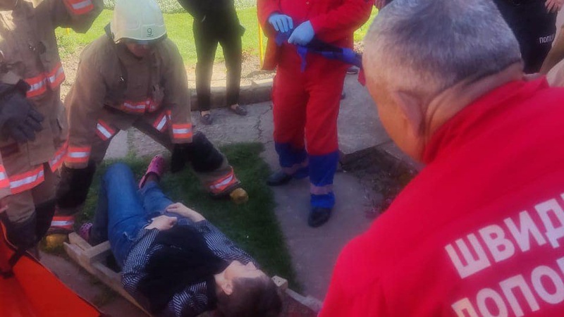 На Волині рятувальники допомогли жінці, яка впала в підвал. ФОТО