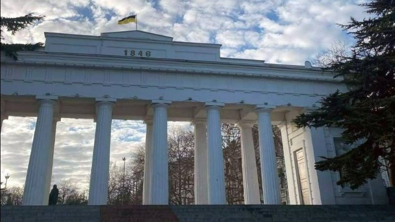 У центрі Севастополя вивісили український прапор