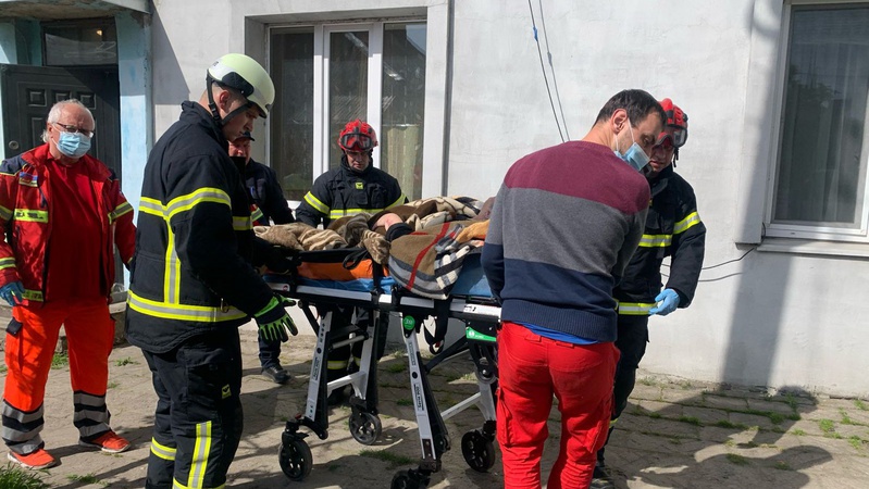 Потребувала медичної допомоги: у Луцьку рятувальники визволили пенсіонерку
