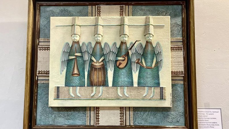 Художниця з Нововолинська представила на виставці роботи з янголами