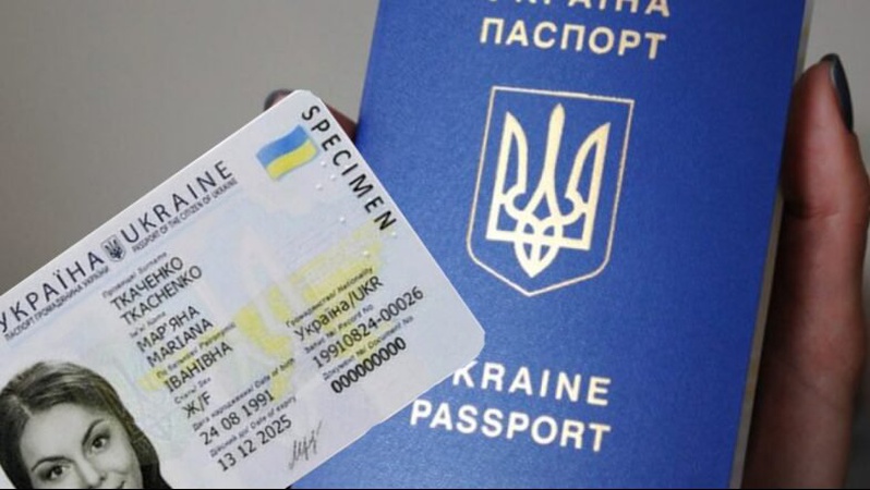 Українці за кордоном теж зможуть оформляти відразу два паспорти