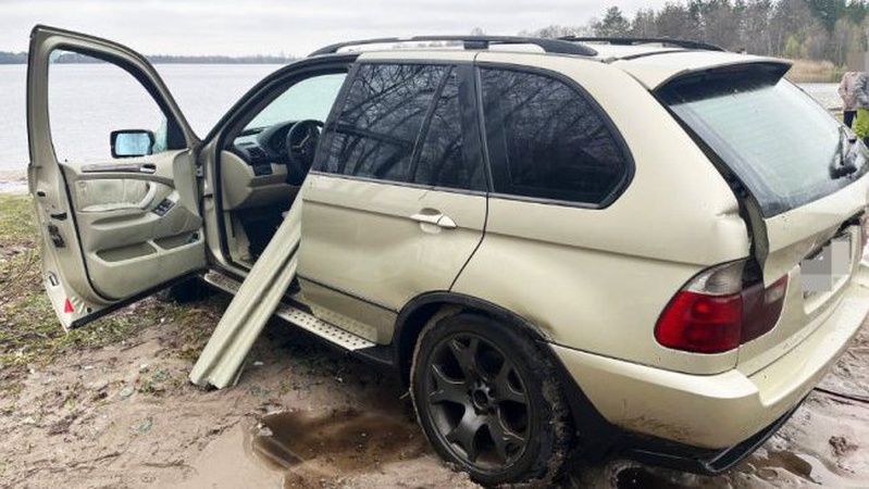 На Рівненщині BMW потонула в озері: загинули молодики. ФОТО