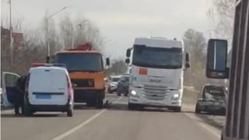 Біля Луцька зіткнулися вантажівка і BMW: є постраждалий
