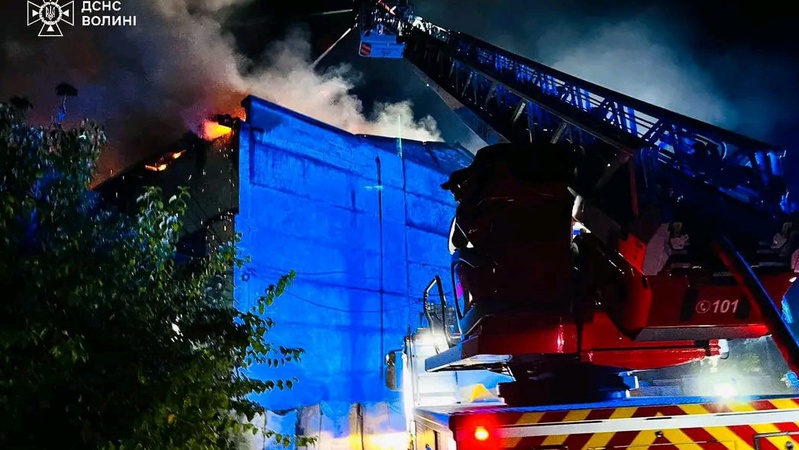 У Луцьку рятувальники гасили пожежу на підприємстві. ФОТО