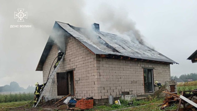 Блискавка та людська недбалість спричинили дві пожежі на Волині