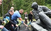 У Луцьку міські й обласні чиновники вшановували совєцьких окупантів квітами із синьо-жовтими стрічками
