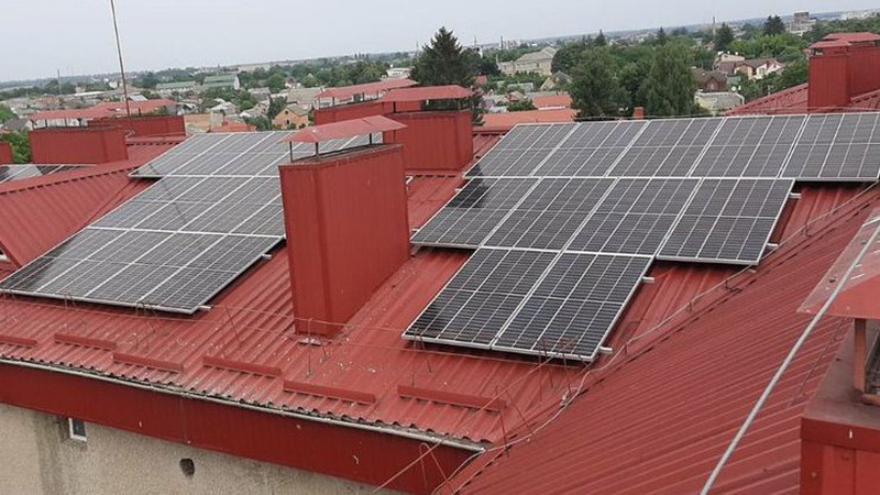 На даху волинського медзакладу встановили 120 сонячних панелей