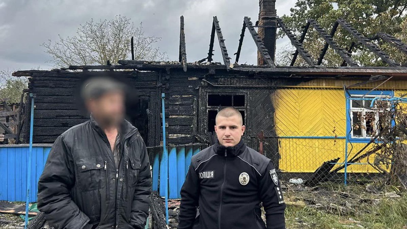 Волинський поліцейський виніс з палаючого будинку чоловіка