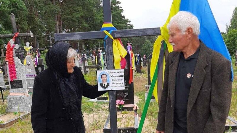 Символічна могила та прапор України: батьки з Волині півтора року не можуть поховати загиблого сина