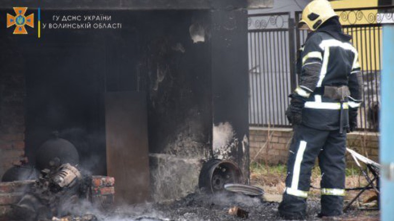 У Луцьку рятувальники ліквідували загоряння сміття, що ледь не спалило приватний будинок