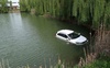 У водоймі Луцька плаває автомобіль. ФОТО
