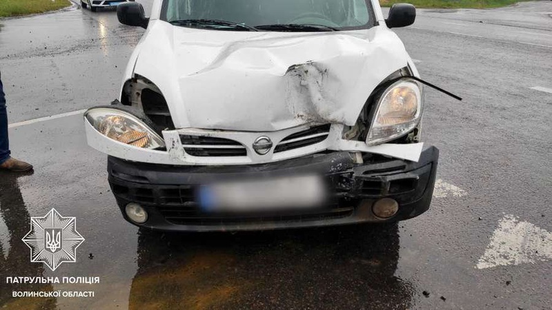 Зім’ятий капот і вибиті фари: у Луцьку не розминулися Mazda і Nissan. ФОТО