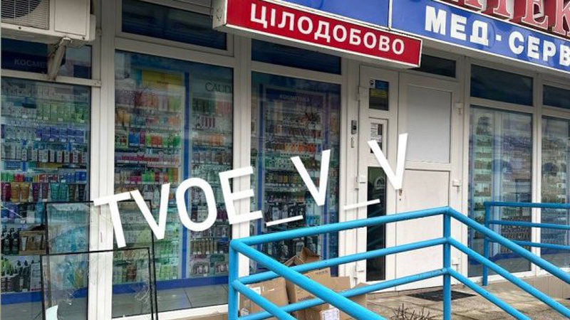 У Володимирі п’яна дівчина побила скло в автівці й відлупцювала аптекарку